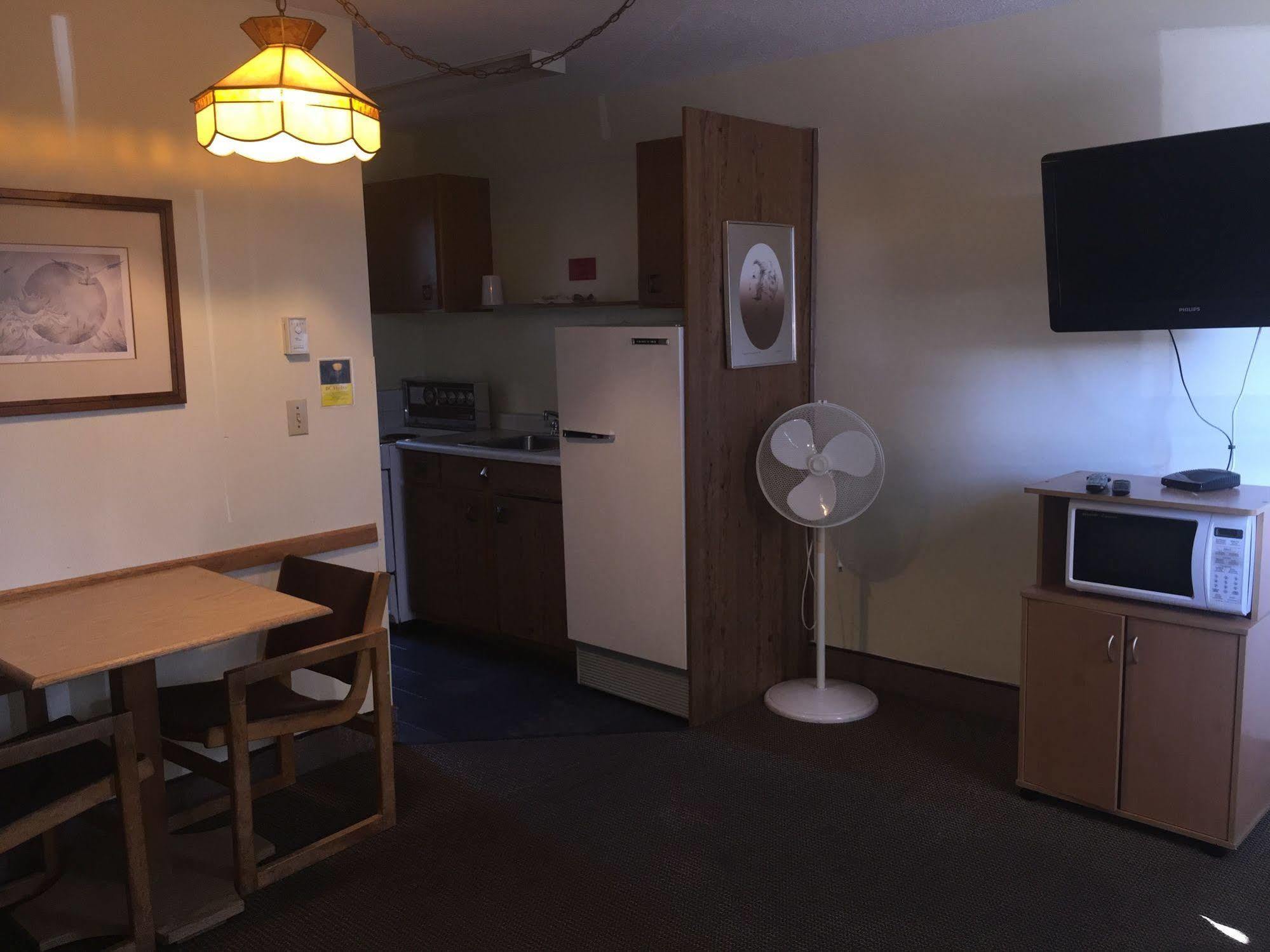 Tyee Village Motel ポート・アルバーニ エクステリア 写真