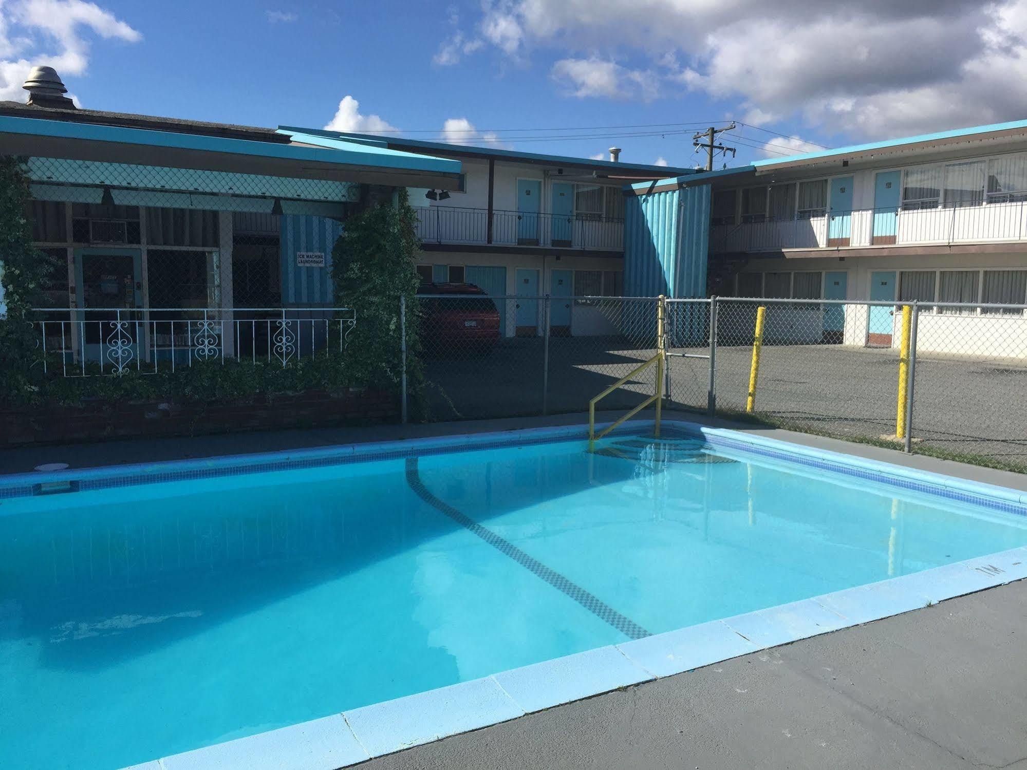 Tyee Village Motel ポート・アルバーニ エクステリア 写真